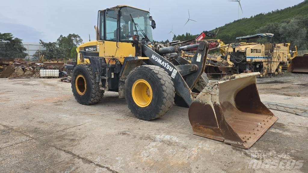 Komatsu WA 250 Фронтальные погрузчики