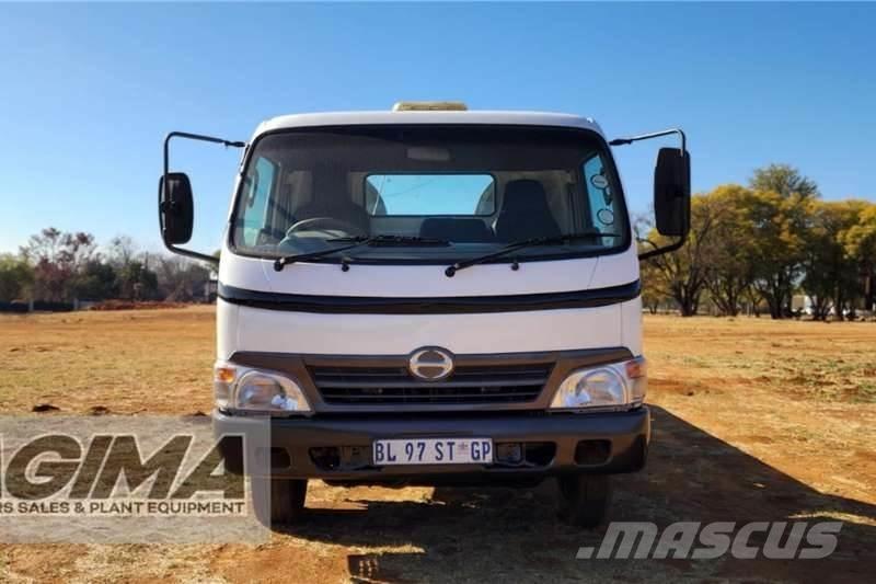 Hino 300 Roll Back Специальные грузовики