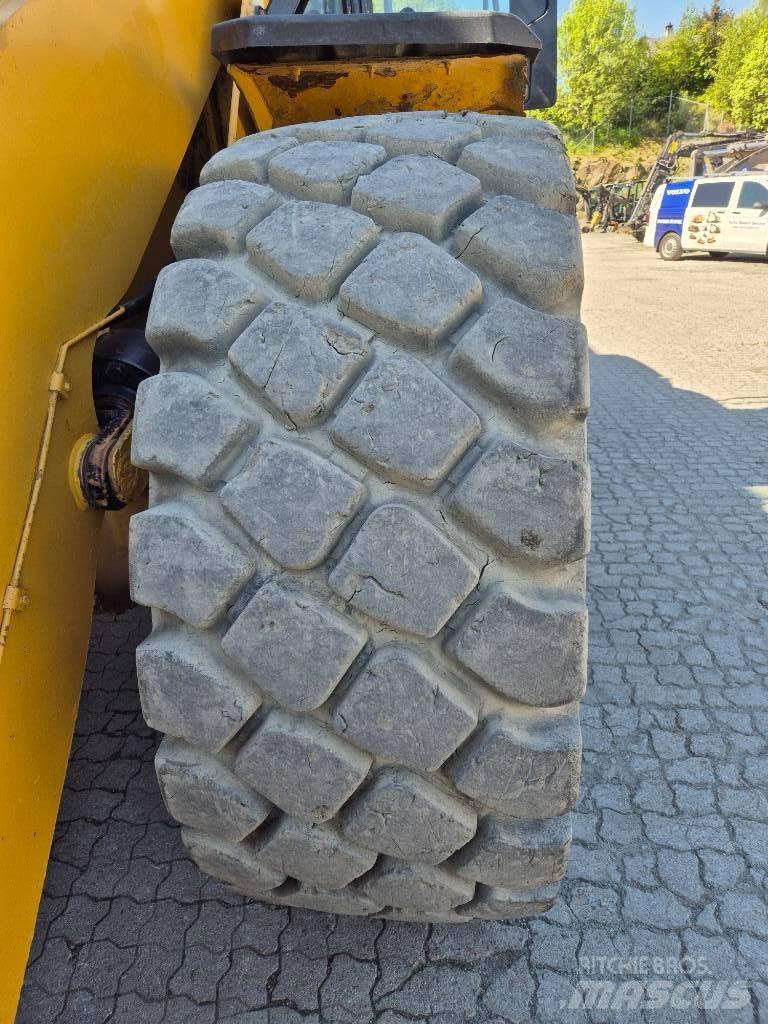 CAT 966M Фронтальные погрузчики