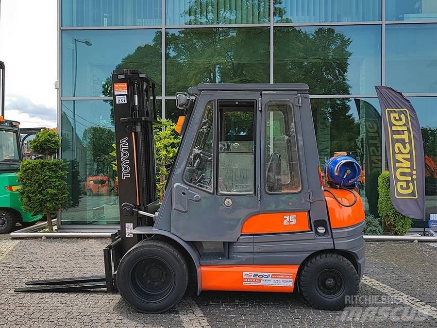 Toyota 6FG25 Газовые погрузчики