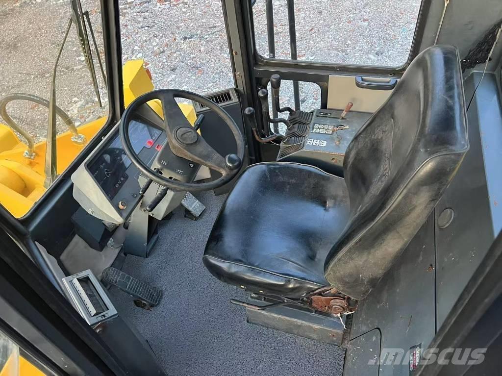 Komatsu WA 320-3 Фронтальные погрузчики