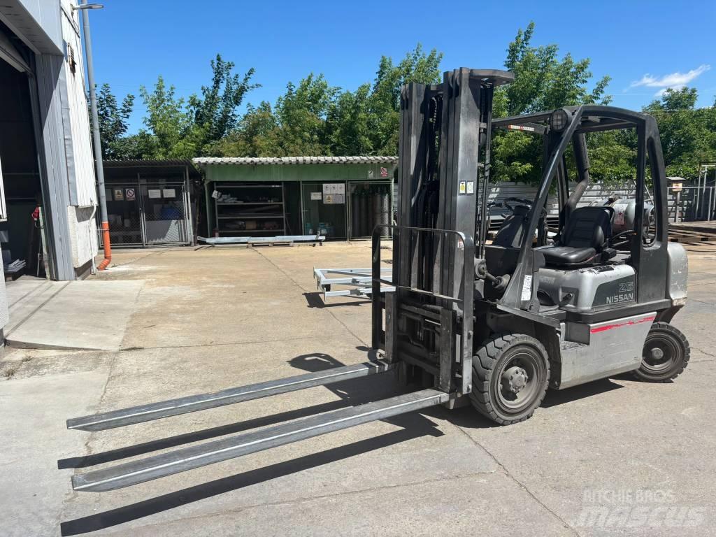 Nissan UD02A25PQ Газовые погрузчики