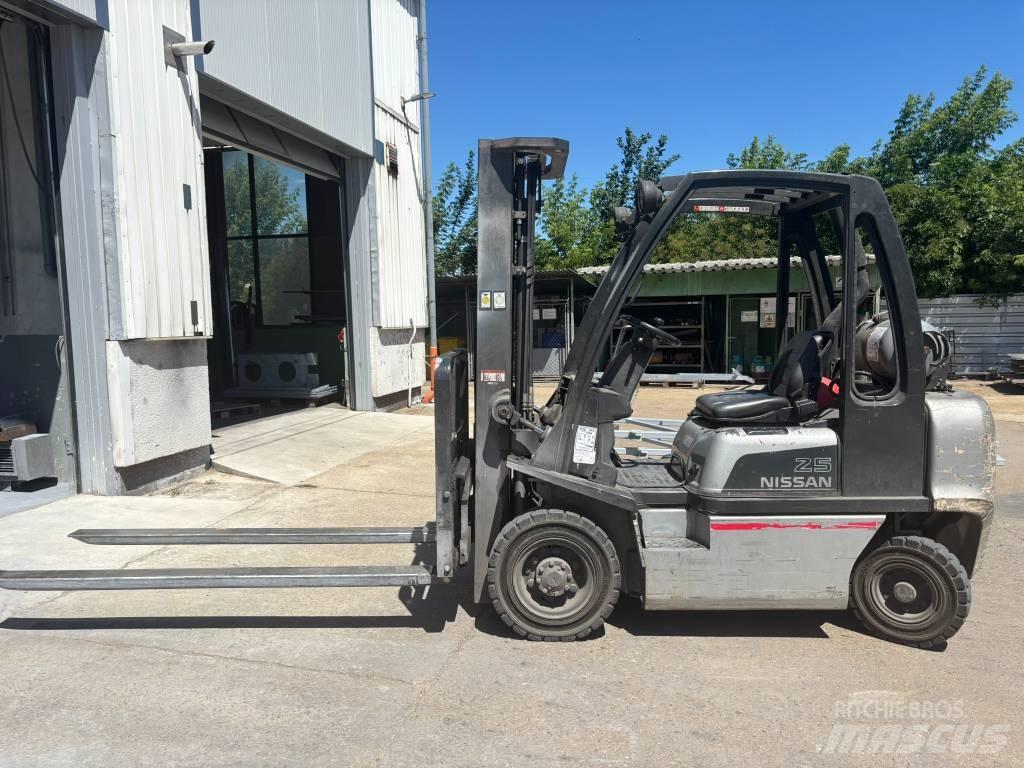 Nissan UD02A25PQ Газовые погрузчики