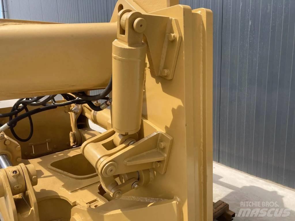 CAT D8R Навесные рыхлители