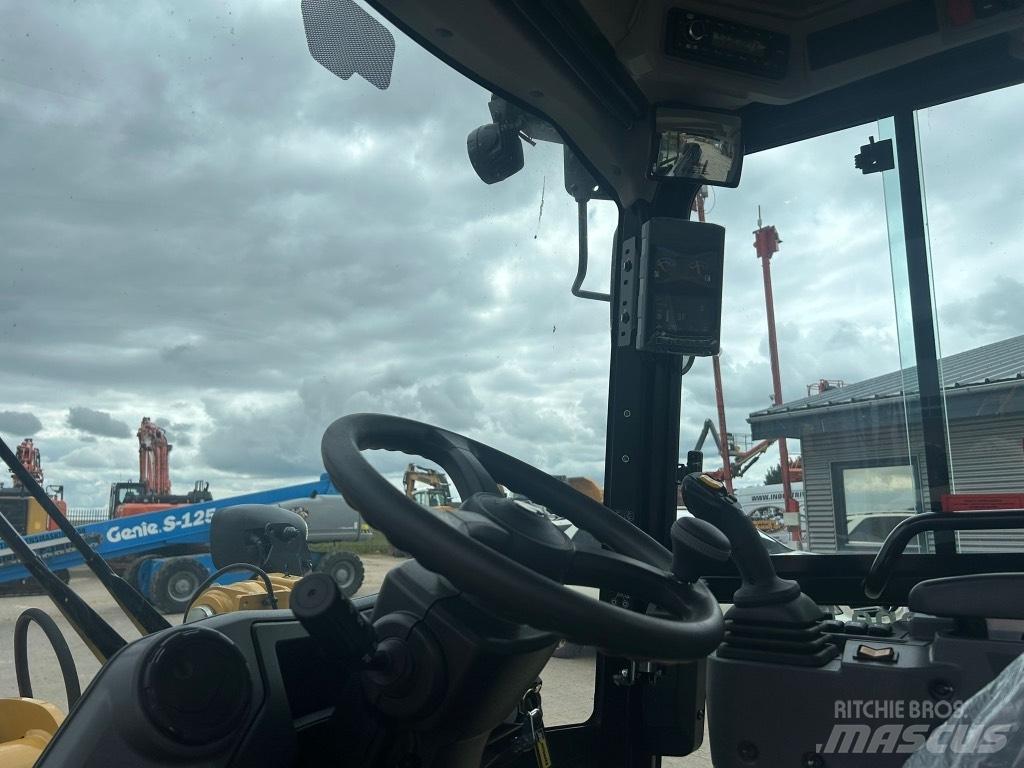 CAT 906 Фронтальные погрузчики