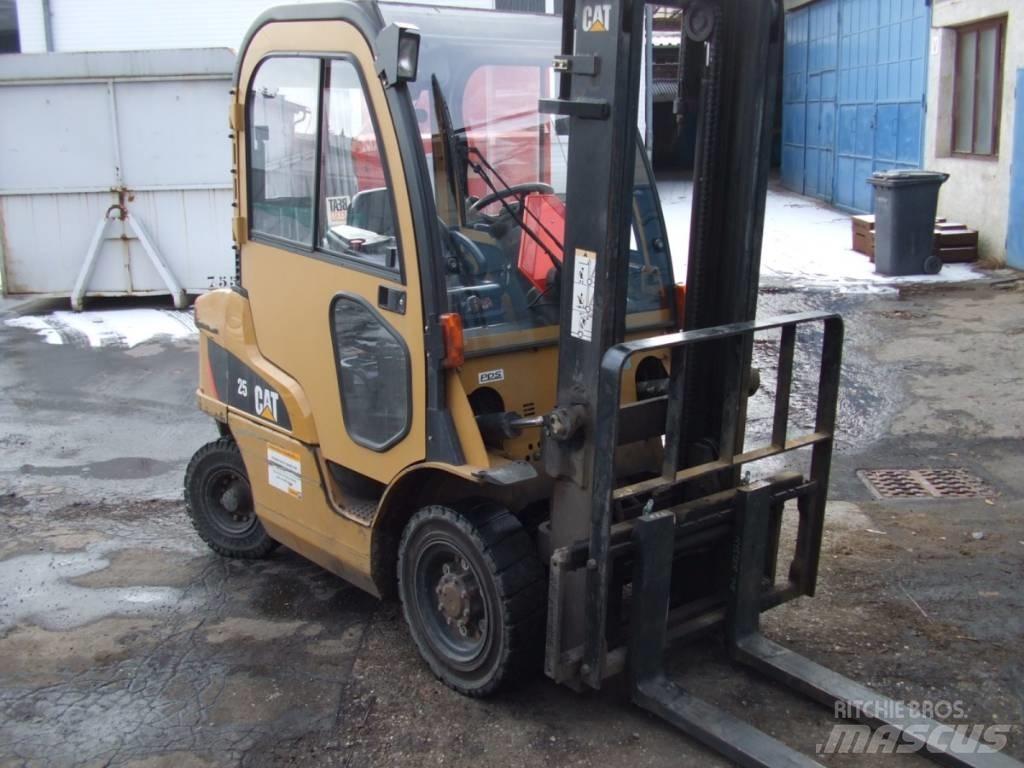 CAT lift truck DP25N Дизельные погрузчики
