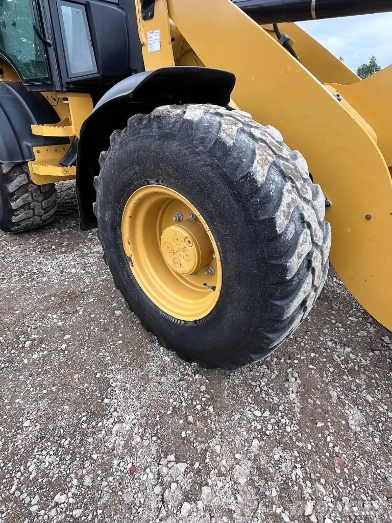 CAT 908M Фронтальные погрузчики