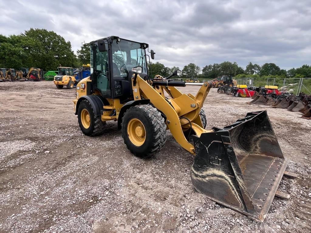 CAT 908M Фронтальные погрузчики