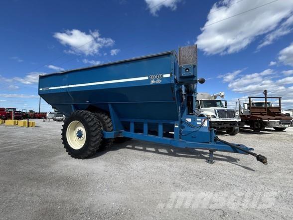 Kinze 1040 Прицепы перегрузчики зерна
