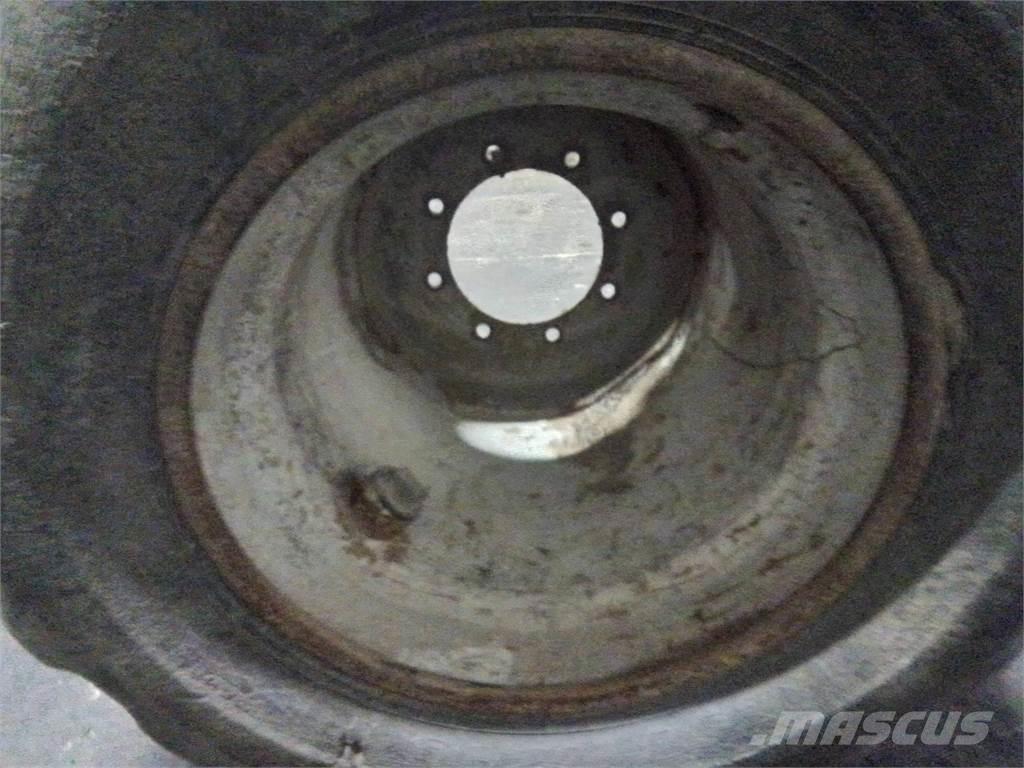 Valmet 820 24x22,5 Шины и колёса
