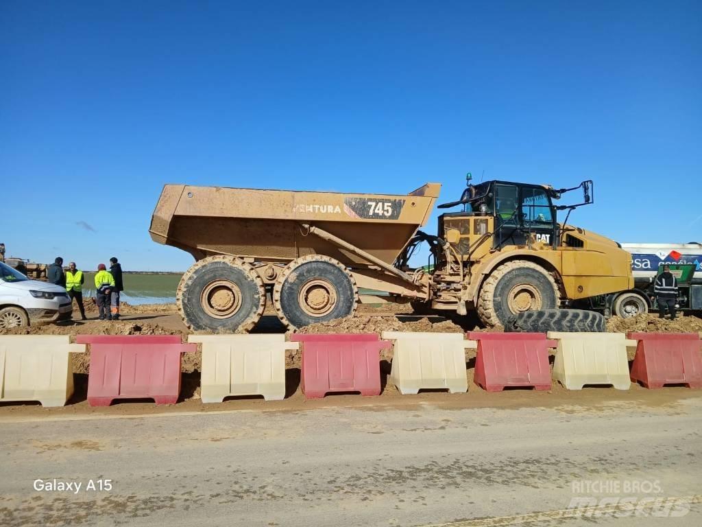 CAT 745 Шарнирно-сочленённые самосвалы