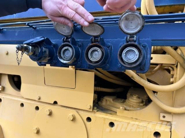 Komatsu D 85 P-18 Гусеничные бульдозеры