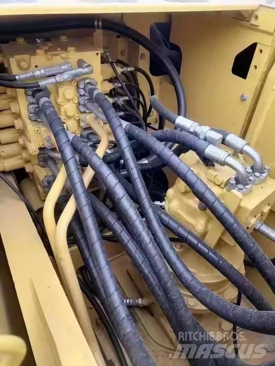 Komatsu PC200 Гусеничные экскаваторы