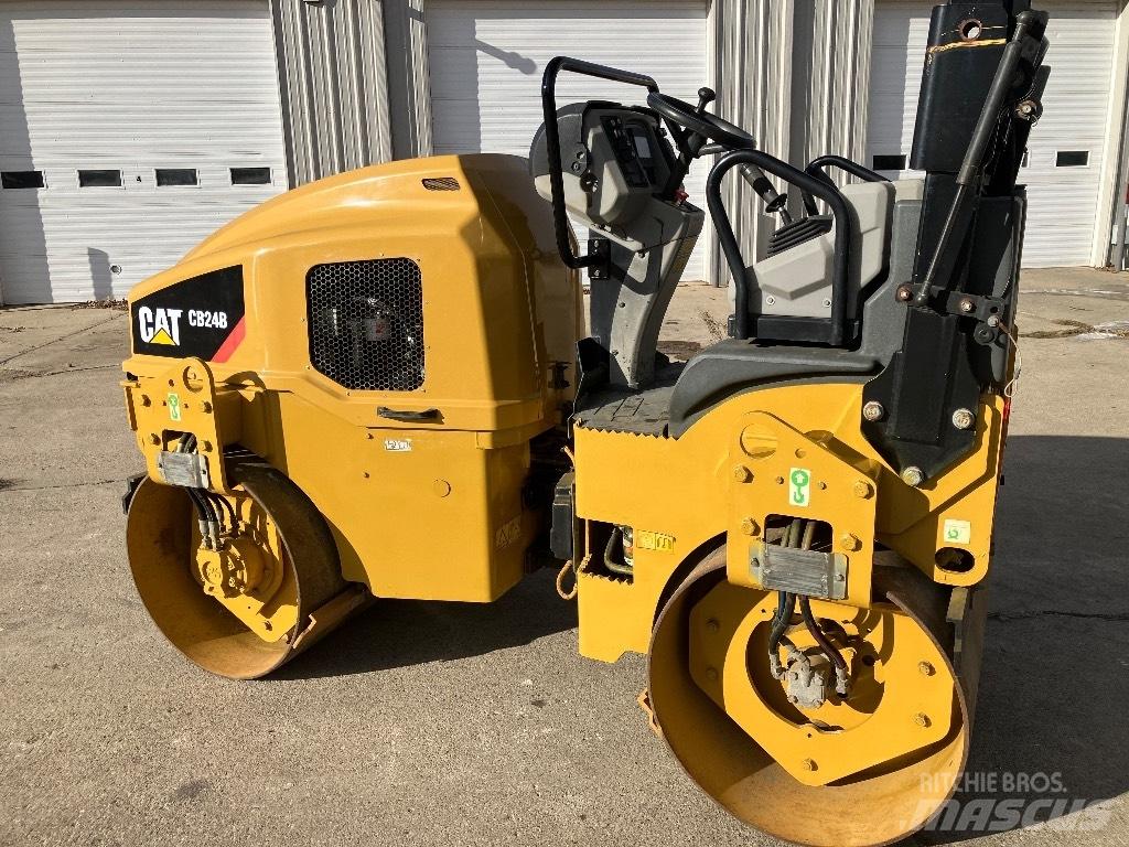 CAT CB 24 B Катки тротуарные