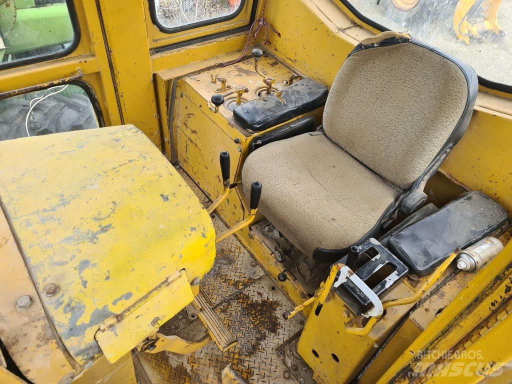 Komatsu D 85-18 Гусеничные бульдозеры