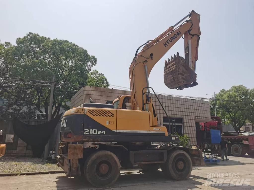 Hyundai R210W-9 Колёсные экскаваторы