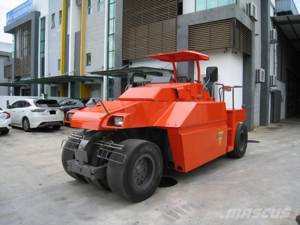 Sakai TZ 701 Пневматические катки