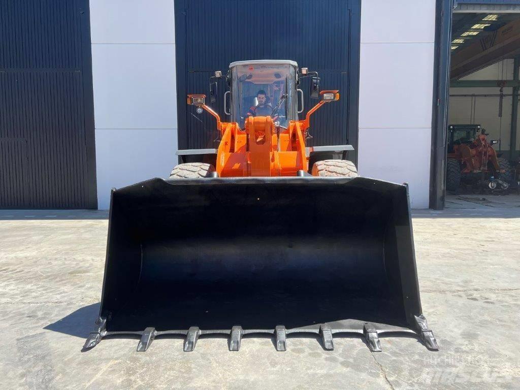Hitachi LX 210 E Фронтальные погрузчики