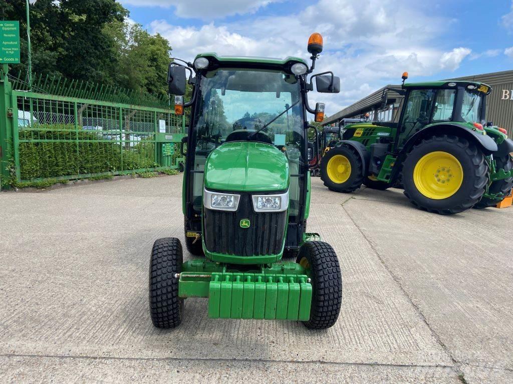 John Deere 3046R Коммунальные тракторы