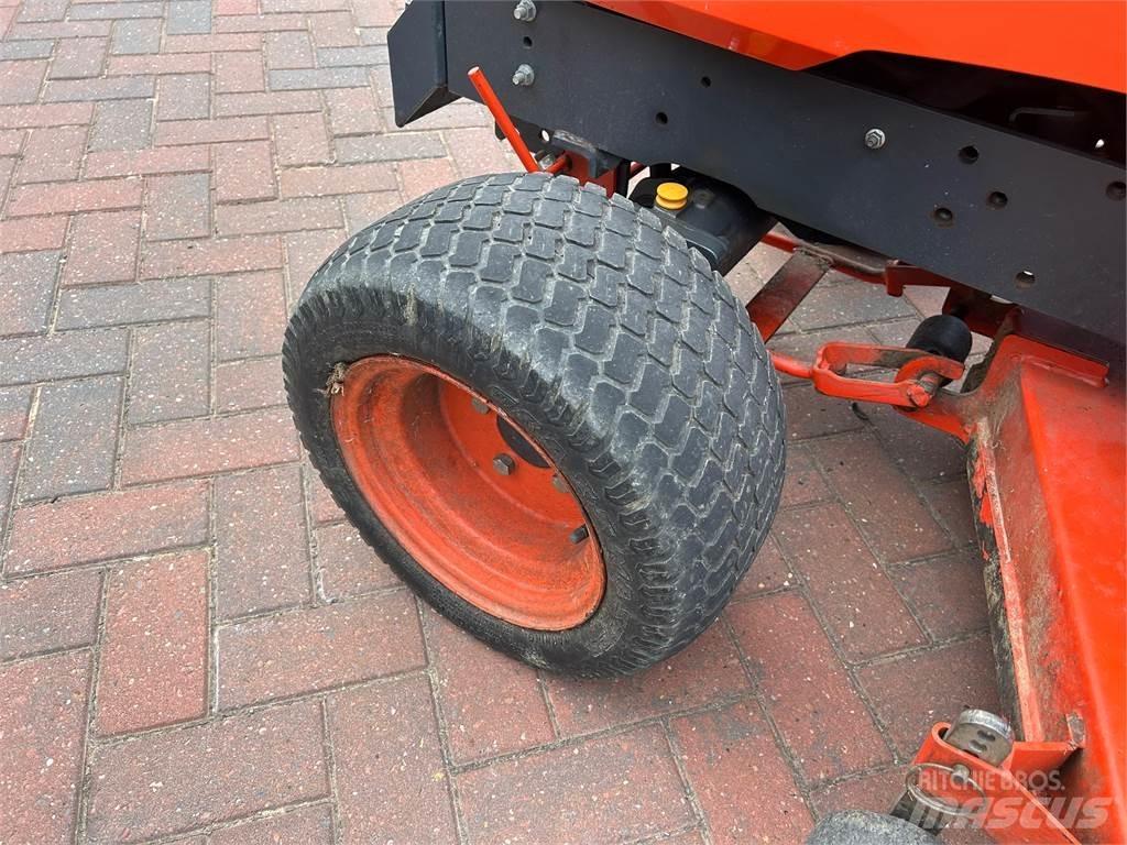 Kubota BX2350 Коммунальные тракторы