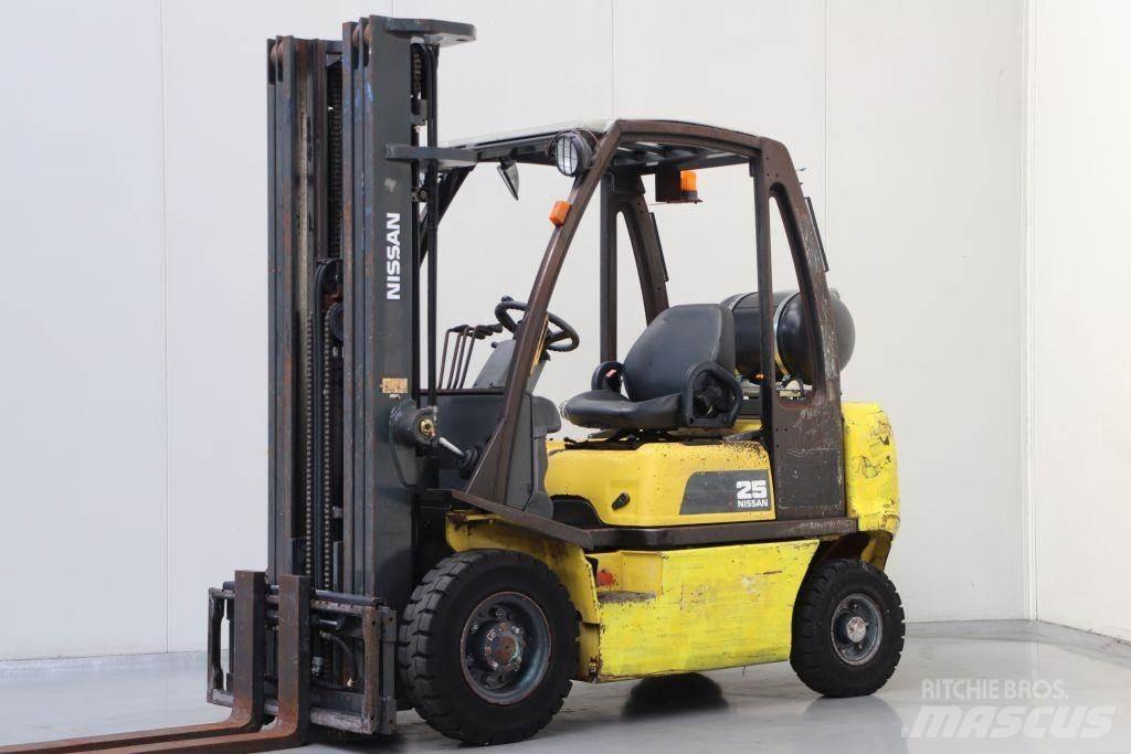Nissan UD02A25PQ Газовые погрузчики