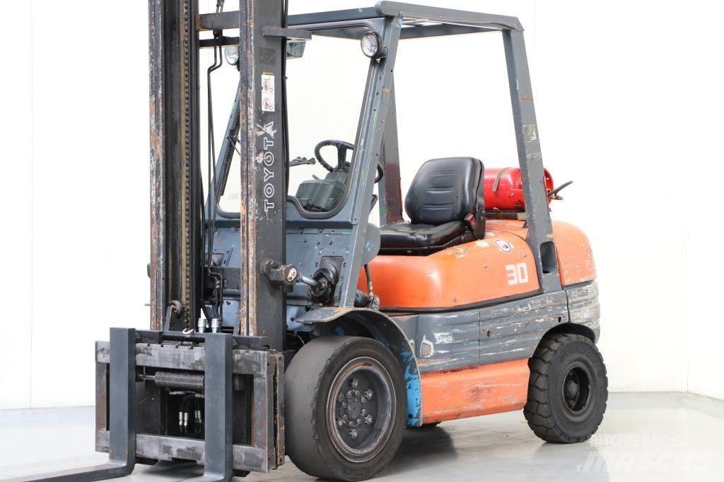 Toyota 02-6FGF30 Газовые погрузчики