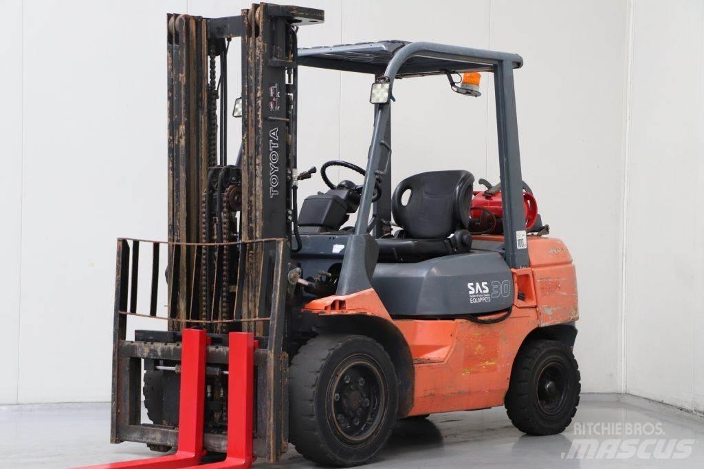 Toyota 02-7FGF30 Газовые погрузчики