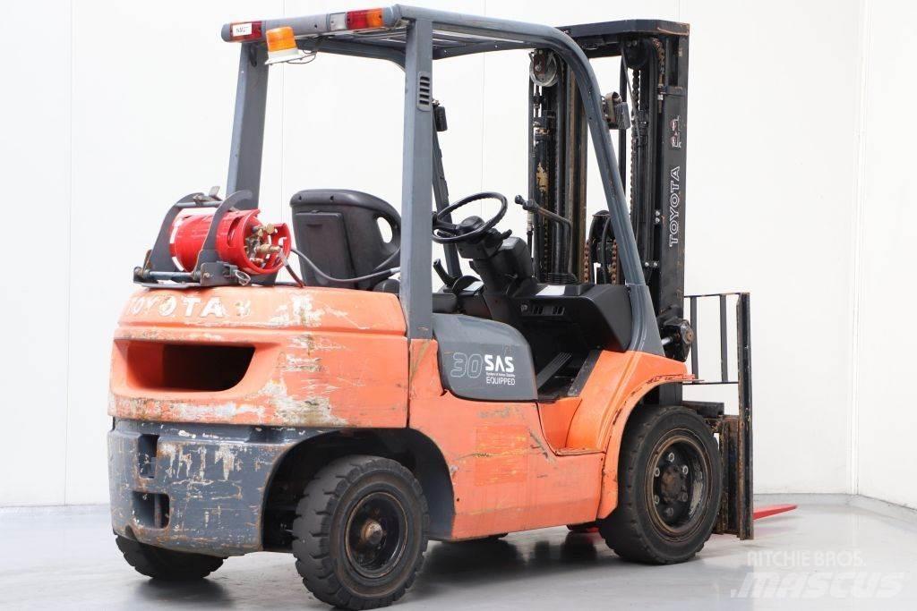Toyota 02-7FGF30 Газовые погрузчики