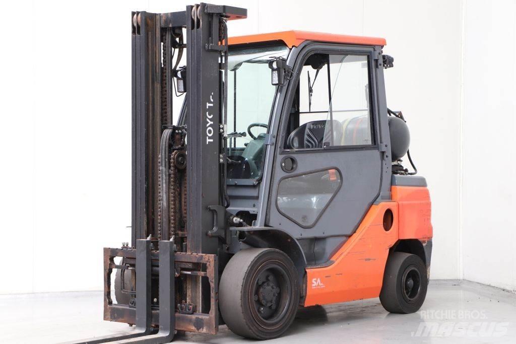 Toyota 02-8FGF30 Газовые погрузчики