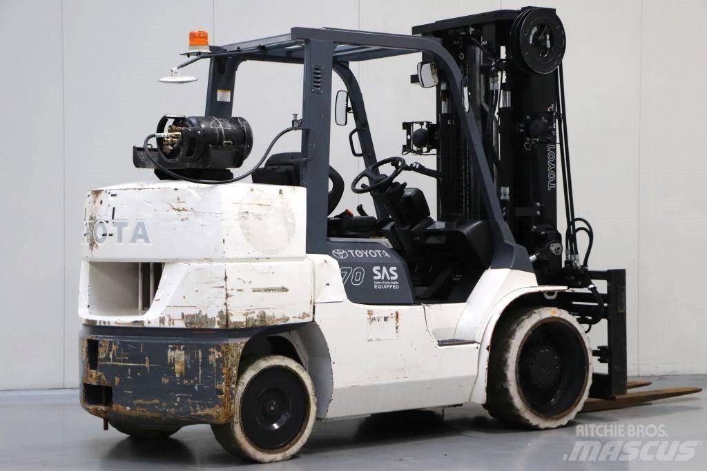 Toyota 7FGCU70 Газовые погрузчики