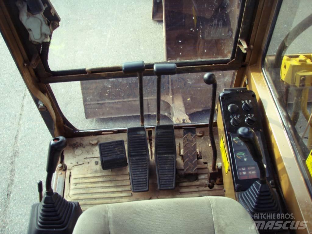 CAT E 70 B Малые экскаваторы 7т-12т