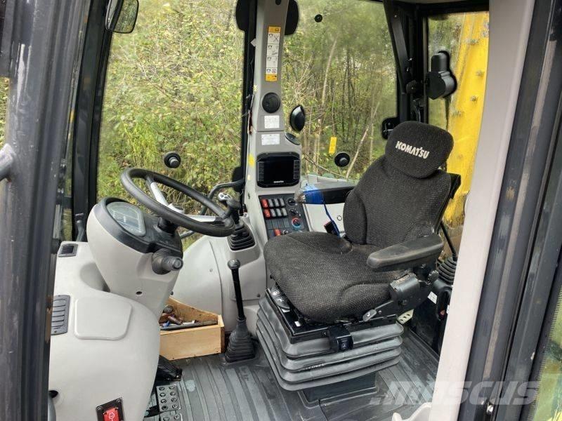 Komatsu WB 93 R-8 Экскаваторы-погрузчики