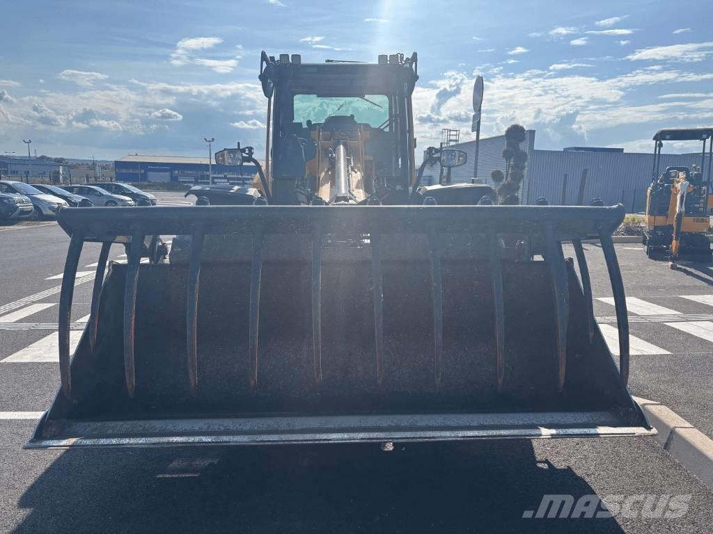 JCB TM 320 S Сельскохозяйственные телескопические погрузчики