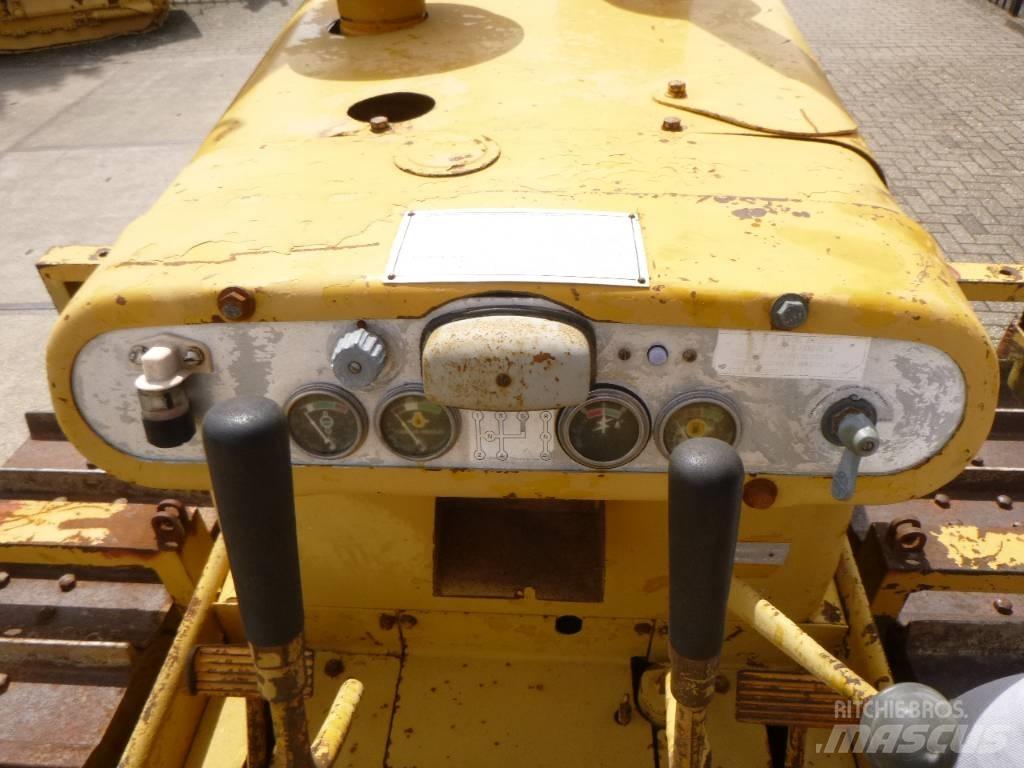 CAT D 4 D Гусеничные бульдозеры