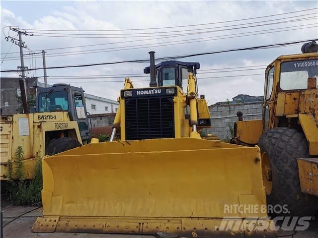 Komatsu D85-21 Гусеничные бульдозеры