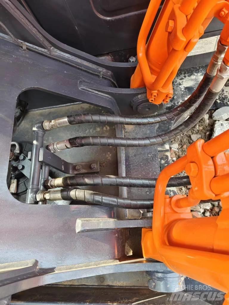 Hitachi ZX 200 Гусеничные экскаваторы