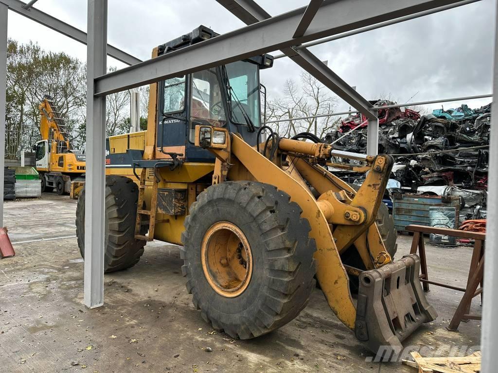 Komatsu WA200 Фронтальные погрузчики