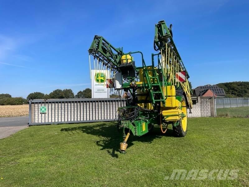 John Deere 824 Прицепные опрыскиватели