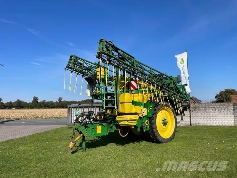 John Deere 824 Прицепные опрыскиватели
