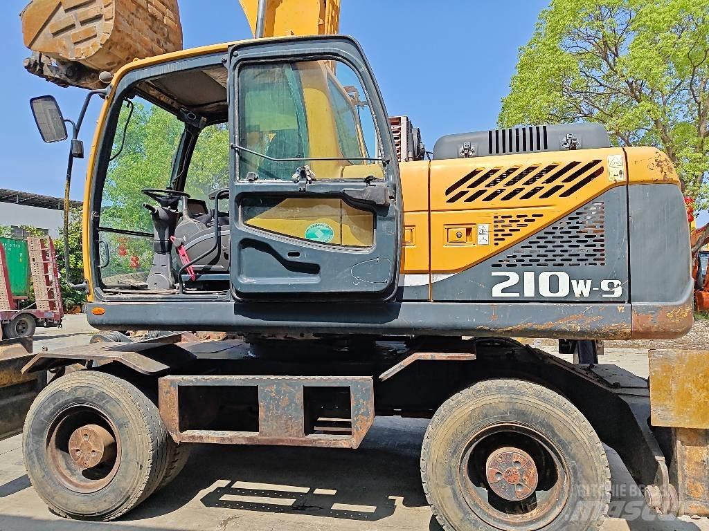 Hyundai R210W-9 Колёсные экскаваторы