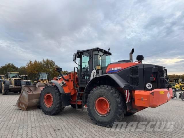 Hitachi ZW 250-6 Фронтальные погрузчики