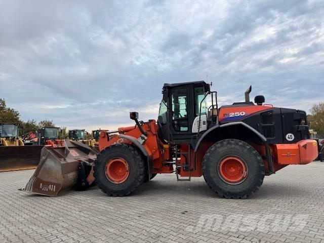 Hitachi ZW 250-6 Фронтальные погрузчики