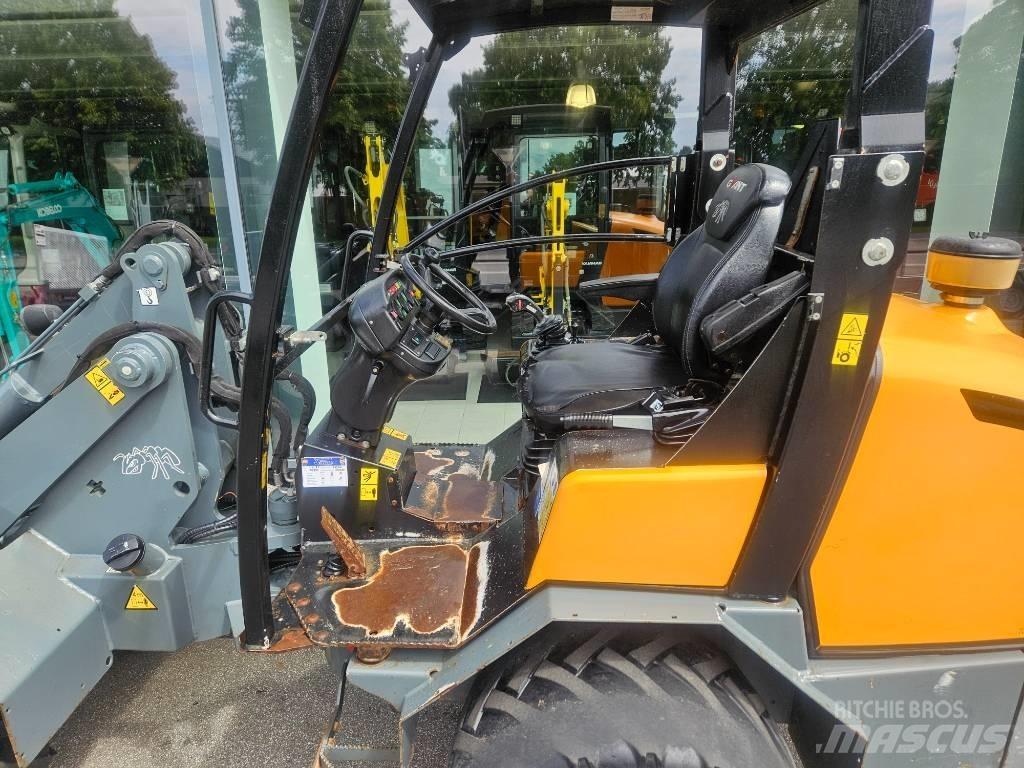 GiANT v5003 x-tra Малые погрузчики