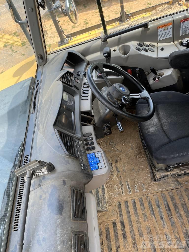 Komatsu HM 400 Шарнирно-сочленённые самосвалы