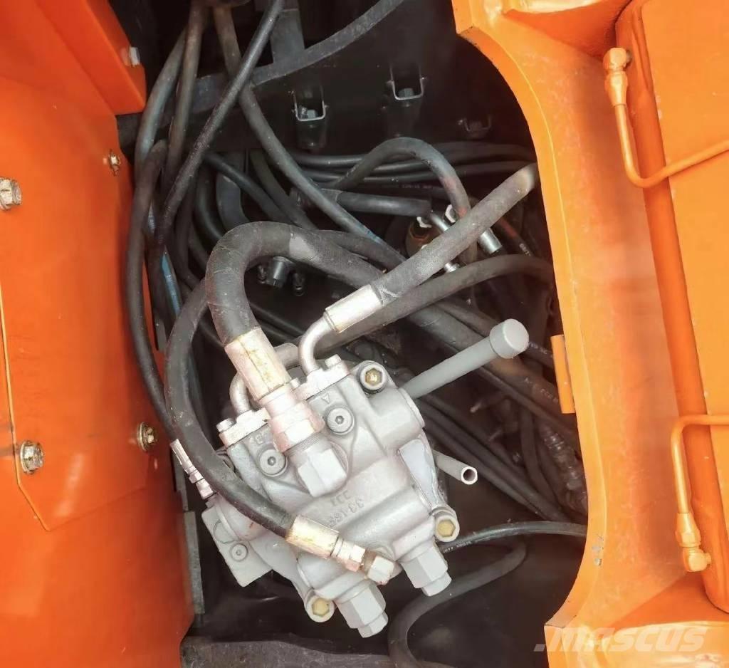 Hitachi 135US Гусеничные экскаваторы