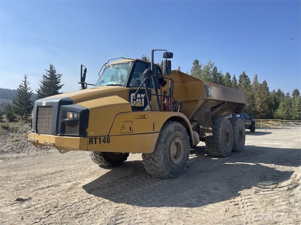 CAT 740B Шарнирно-сочленённые самосвалы