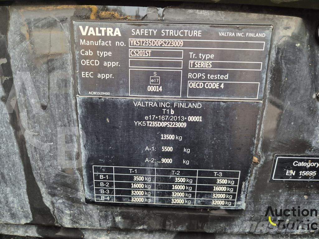 Valtra T235 Трактора