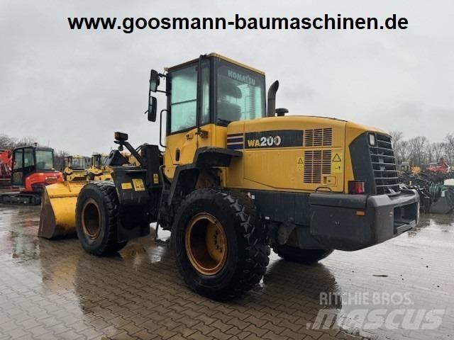 Komatsu WA 200 Фронтальные погрузчики