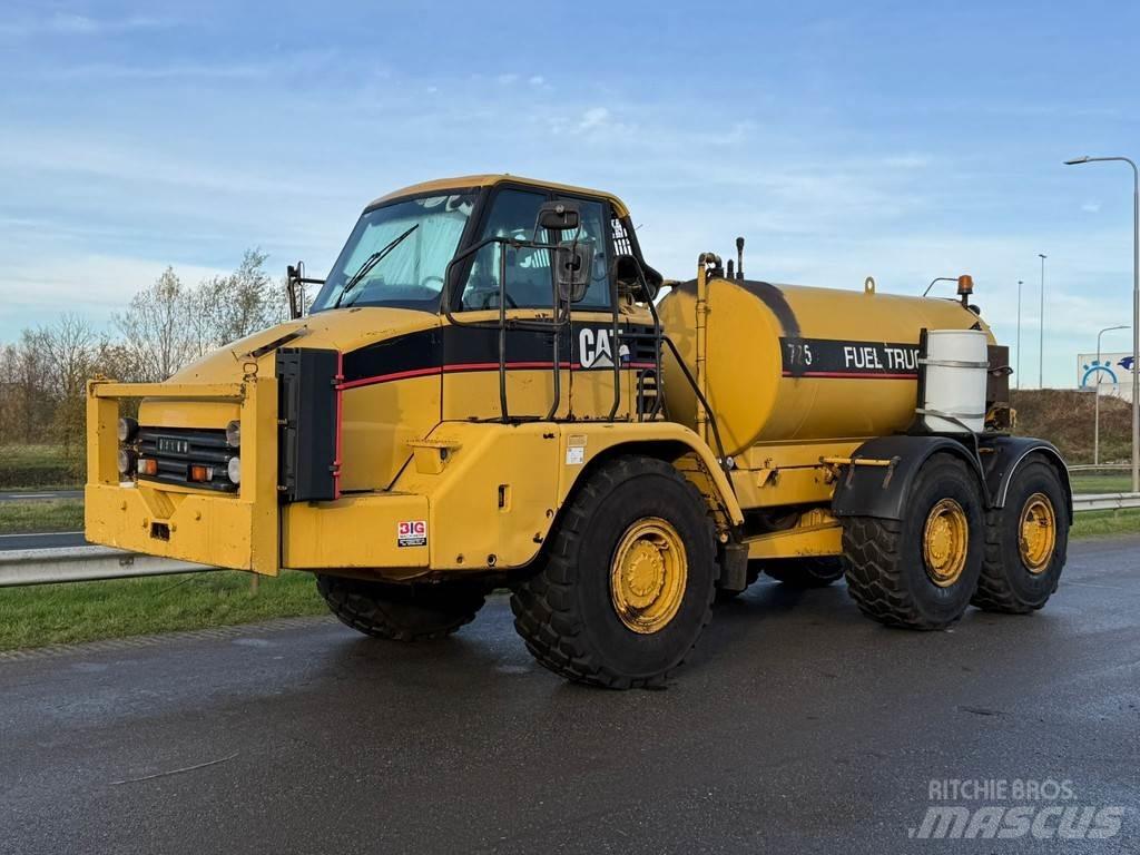 CAT 725 Fuel truck Грузовики-цистерны