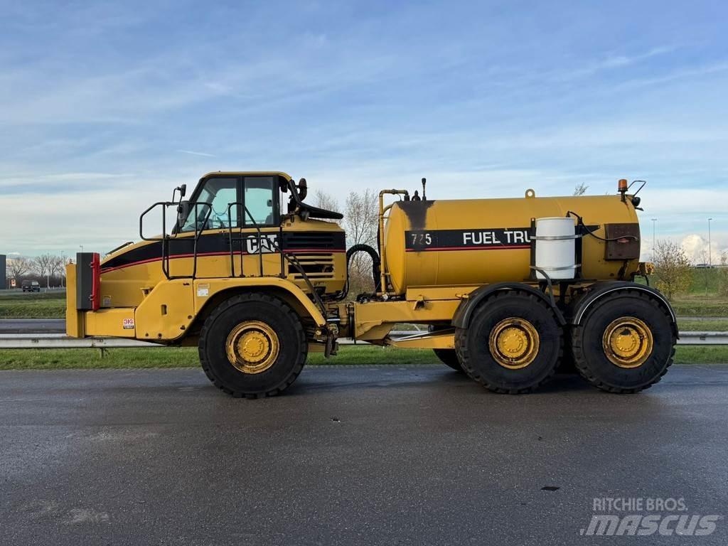 CAT 725 Fuel truck Грузовики-цистерны